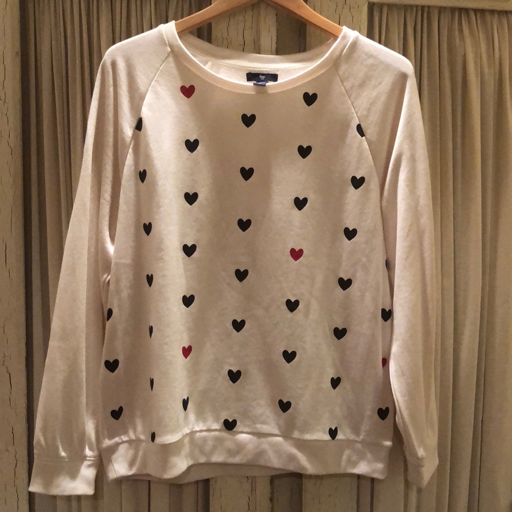 NWT - GAP sweatshirt in cream w/ red/black hearts